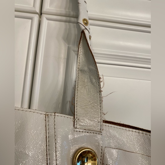 B. MAKOWSKI LARGE WHITE LEATHER AND SUEDE SHOULDER BAG WITH DUAL TOP HANDLES - Picture 8 of 12